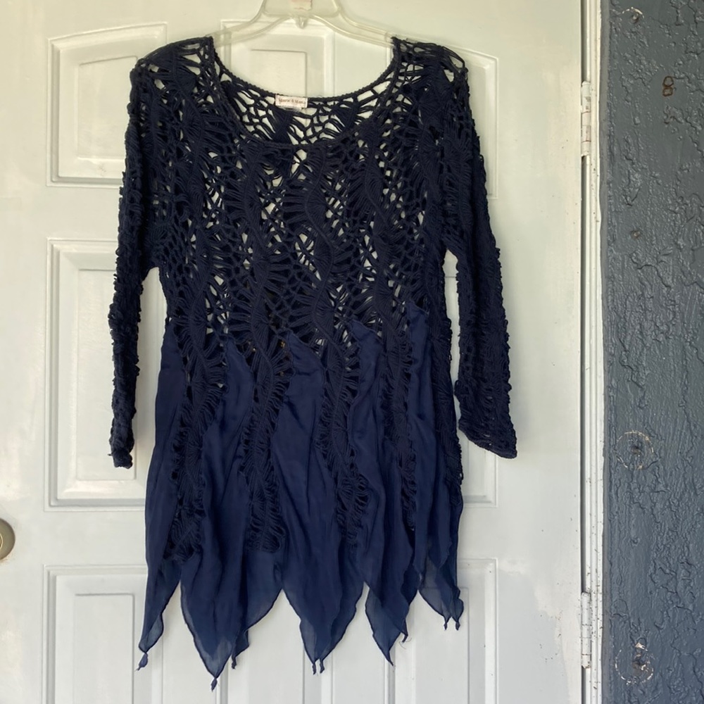 So feminine by Main and Monroe crocheted top. Navy blue Size 1X